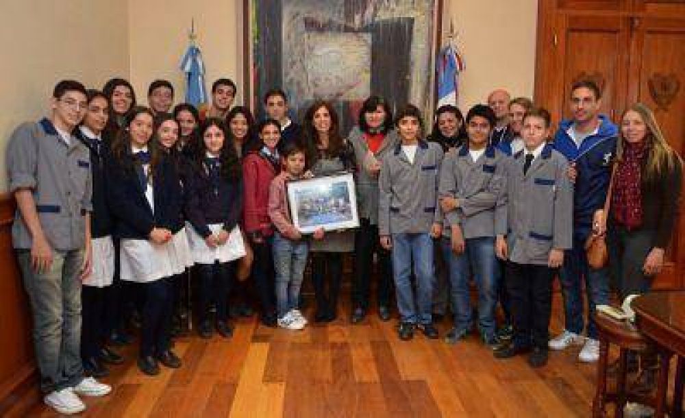 El equipo de Nataci�n de la Escuela Normal Manuel Belgrano fue recibido por la Gobernadora