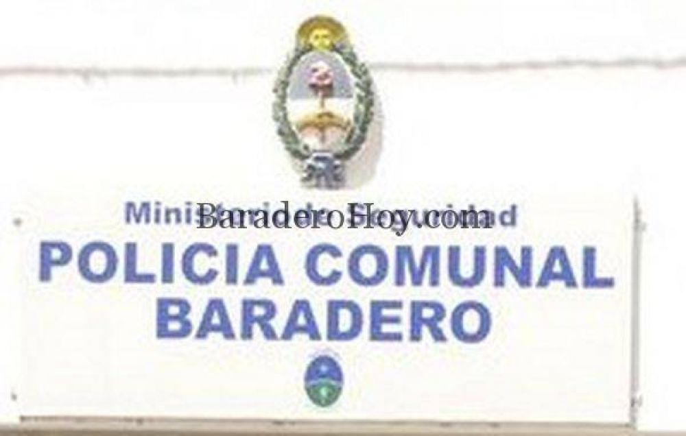 Un autom�vil embestido por una camioneta en su parte trasera.