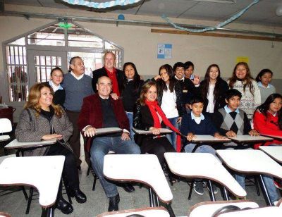 Legislador entreg� ayuda econ�mica y pupitres