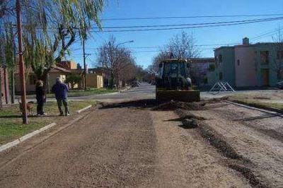 Preparan el suelo sobre San Lorenzo y Garibaldi para pavimentar.