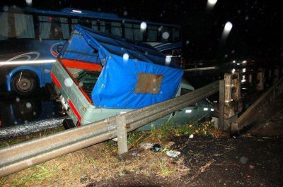 Conductor perdi� el control y qued� incrustado en el guarda rail