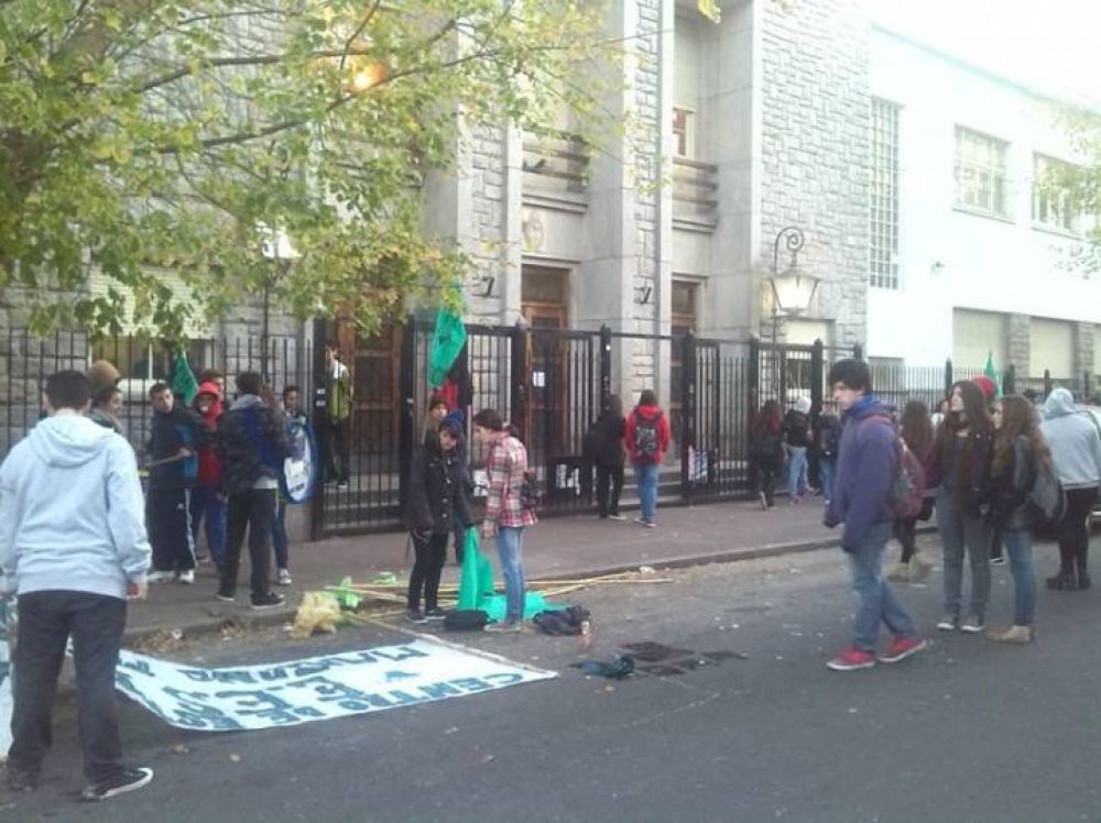 Estudiantes marcharon �Por la Educaci�n P�blica�
