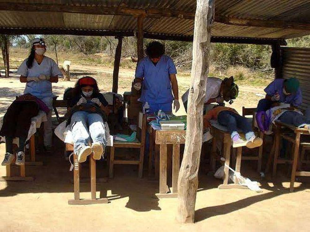 Estudiantes, docentes y graduados de Odontolog�a en un viaje solidario para los m�s chicos