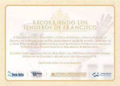 El P. Carlos Accaputo dar una charla en Chacabuco