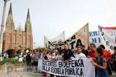Un paro de docentes disidentes y auxiliares complicar� las clases en la regi�n
