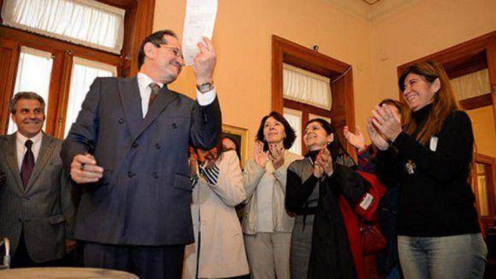 Alperovich promulg� la titularizaci�n de los escribanos adscriptos