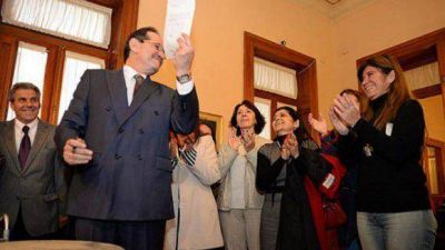 Alperovich promulg� la titularizaci�n de los escribanos adscriptos