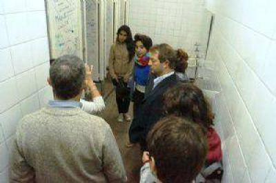 El Municipio acord� llevar adelante la refacci�n de los ba�os de la Escuela Comercial