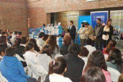 Entregaron 200 computadoras del Plan Conectar Igualdad en la Escuela Comercial