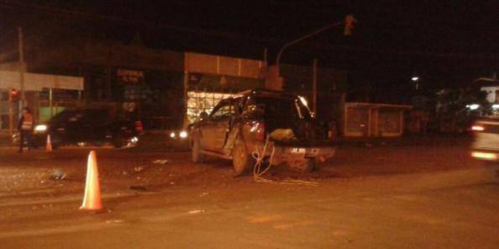 Posadas: espectacular accidente entre una camioneta y un colectivo