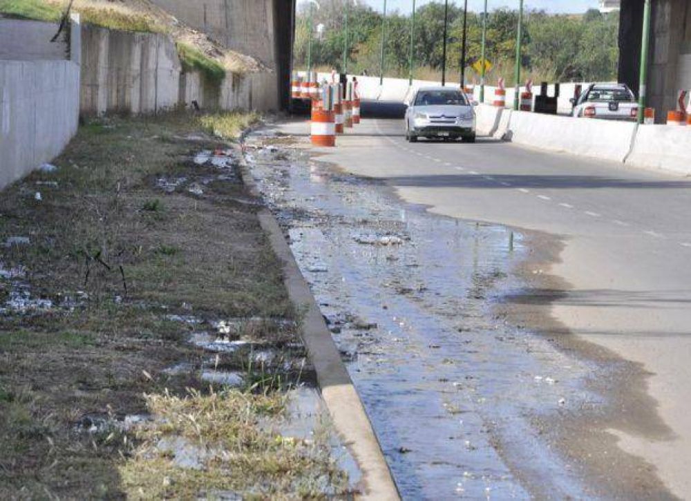 Quejas por un derrame de agua a metros de la avenida Eva Per�n