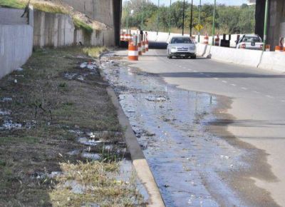 Quejas por un derrame de agua a metros de la avenida Eva Per�n