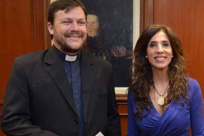 La gobernadora otorg� ayuda a una parroquia de Nueva Esperanza