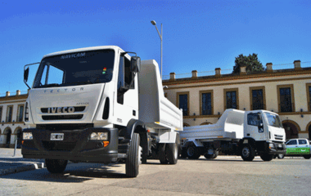 SE SUMA A LA FLOTA DE VEHICULOS MUNICIPALES DOS CAMIONES CON CAJA VOLCADORA 