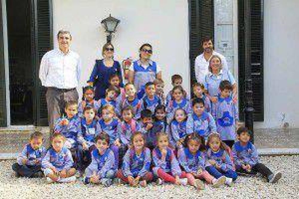El Intendente saluda a las maestras jardineras en su d�a