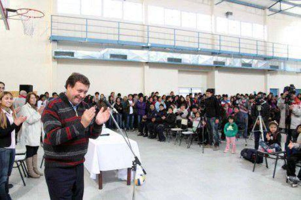 Weretilneck entreg� en Sierra Colorada tickets del programa H�bitat a 37 familias