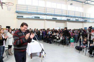 Weretilneck entreg� en Sierra Colorada tickets del programa H�bitat a 37 familias