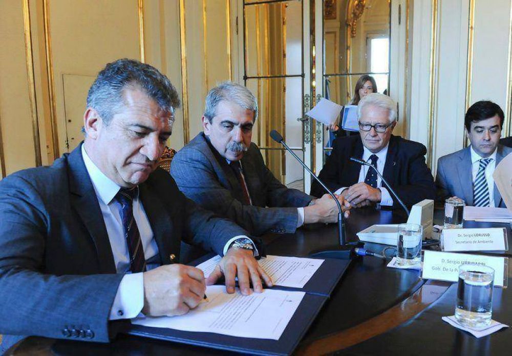 Urribarri firm� con An�bal Fern�ndez un acuerdo de gesti�n de residuos urbanos