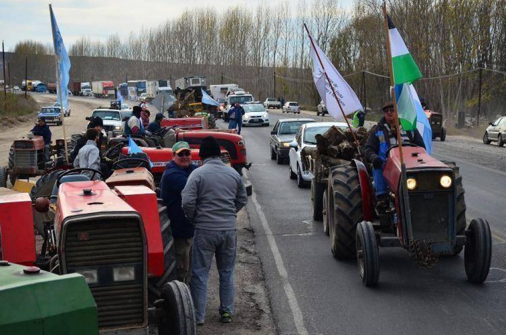 Tractorazo en la regin: productores extienden corte total en Tres Puentes