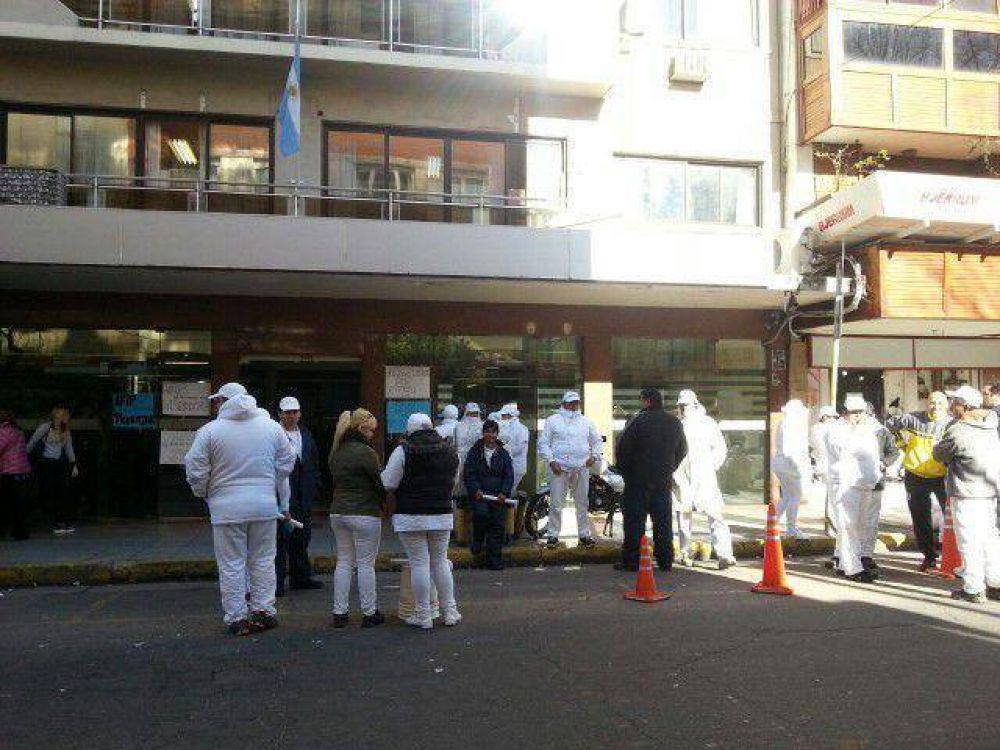 Trabajadores de la empresa Pequimar se manifestaron frente a la AFIP