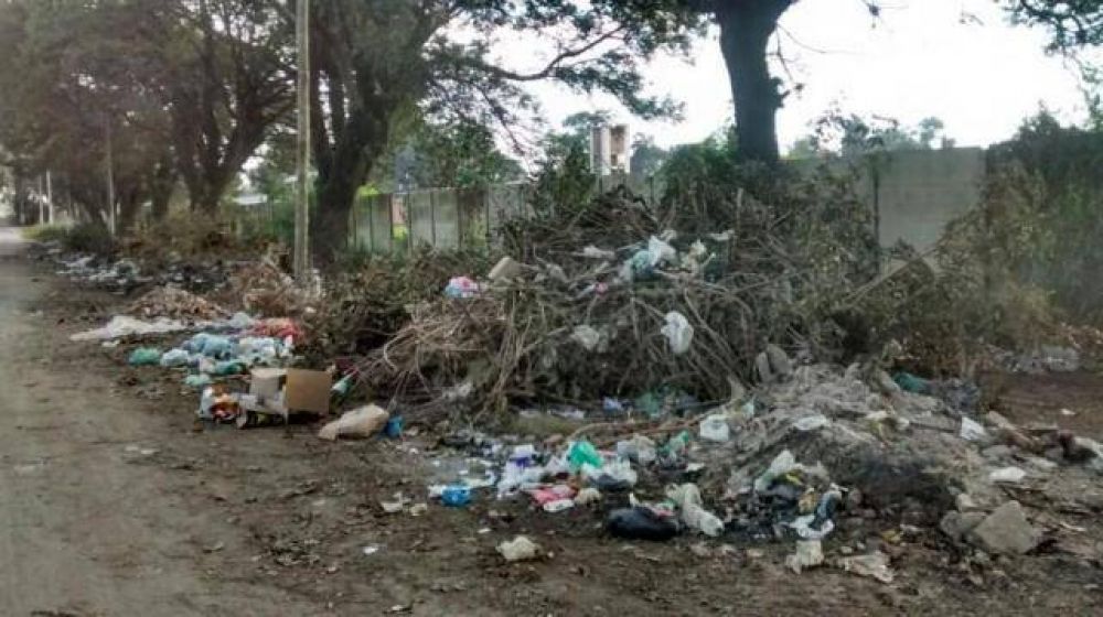 En Banda del R�o Sal�, un vaciadero de residuos crece junto a una escuela