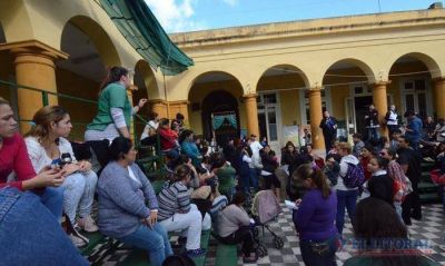 La agresi�n a un alumno de la Escuela Belgrano moviliz� a padres en reclamo de m�s seguridad