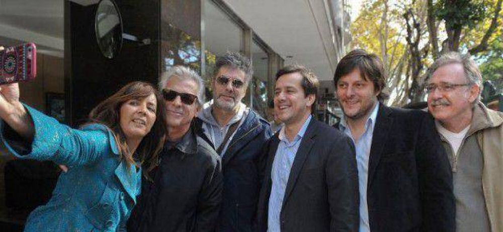 Jueves 28 de mayo de 2015 | 10:43 AM ELECCIONES 2015 Recalde recorri� la ciudad junto a un grupo de artistas