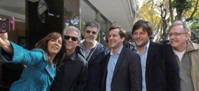 Jueves 28 de mayo de 2015 | 10:43 AM ELECCIONES 2015 Recalde recorri� la ciudad junto a un grupo de artistas