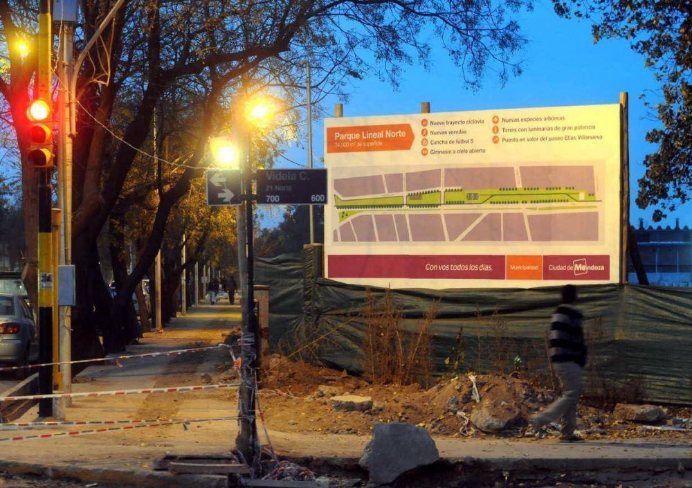 Un parque sobre calle Per con cancha, ciclova y gimnasio