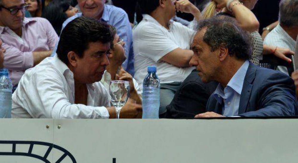 A pesar de que invierte millones no levanta en las encuestas, �a qu� juega Fernando Espinoza?