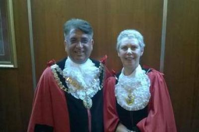Asumi� alcalde musulm�n en una ciudad londinense