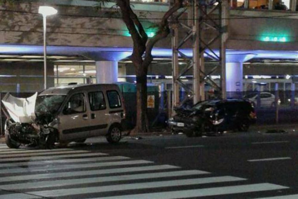 Grave choque frente al Aeroparque: tres heridos