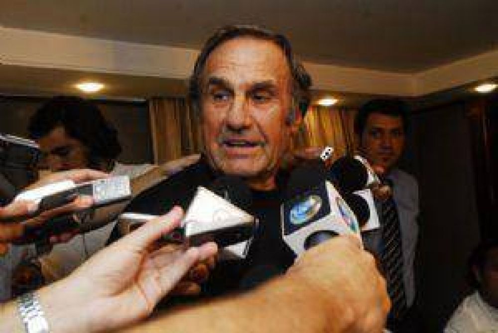 Amadeo acompa�a a Reutemann y asegura que va con �l 