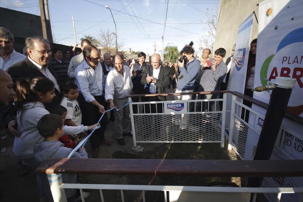 El agua potable lleg� a otros mil hogares del Oeste de la ciudad