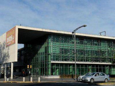 Una mujer perdi� un ri��n al ser baleada en un intento de robo en una plaza de Rosario
