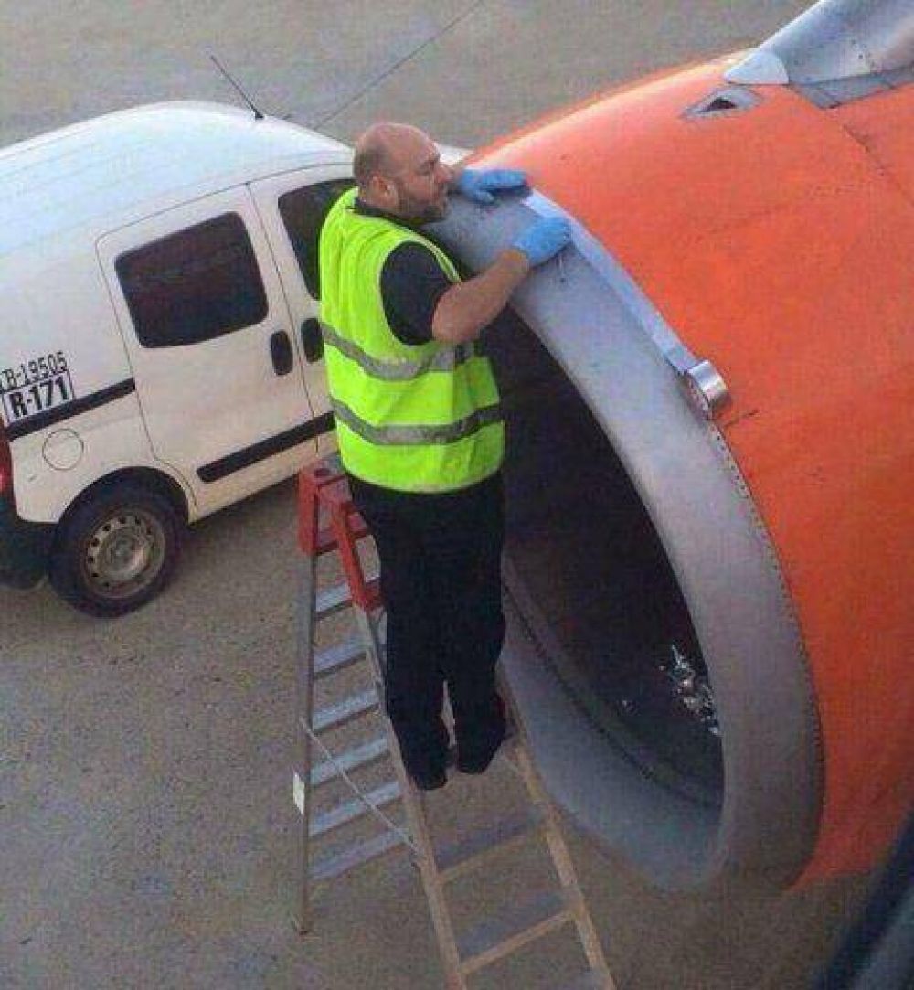 Ins�lito: aerol�nea arregla una turbina rota con... cinta adhesiva