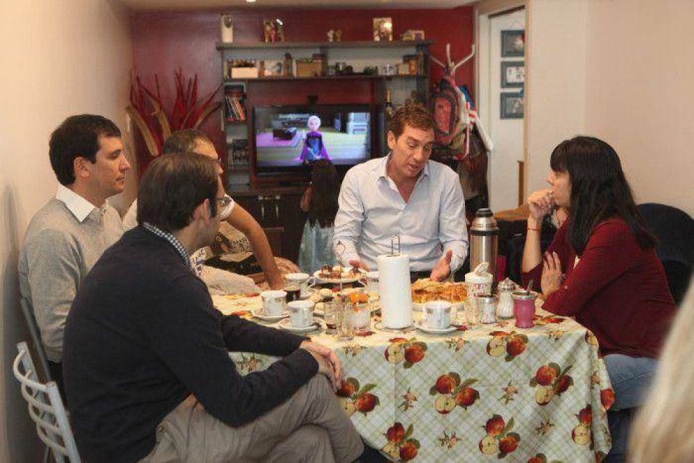 Funcionarios porte�os visitaron a una de las familias beneficiarias a trav�s del Programa Primera Casa BA