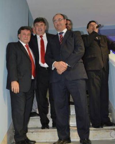 Un amayista junto a dos alperovichistas en la inauguración de la nueva sede de Osecac