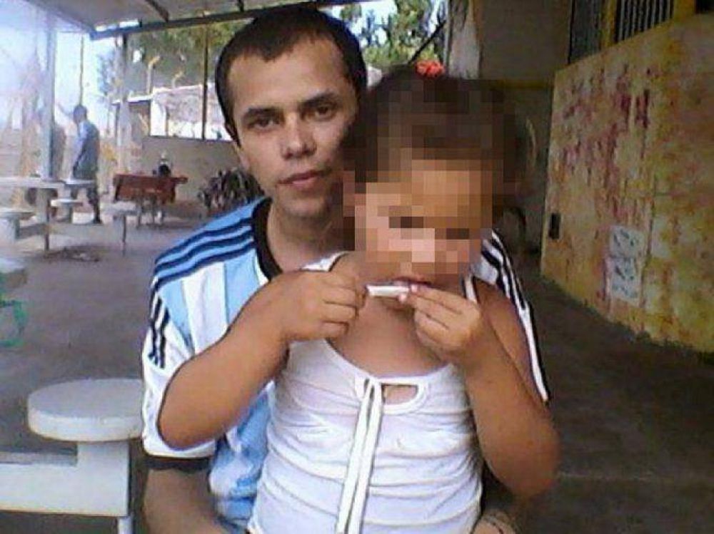 Un preso public� fotos de su hija de 5 a�os armando un cigarrillo de marihuana