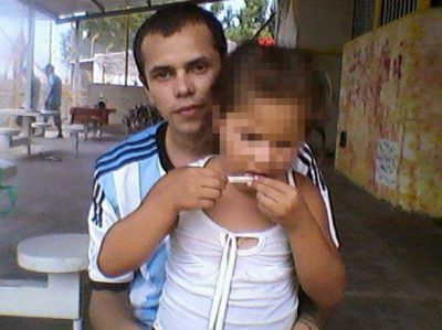 Un preso public� fotos de su hija de 5 a�os armando un cigarrillo de marihuana