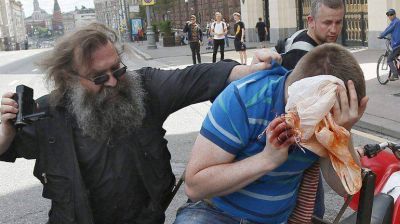 Radicales atacan a defensores de los derechos gays en Mosc�