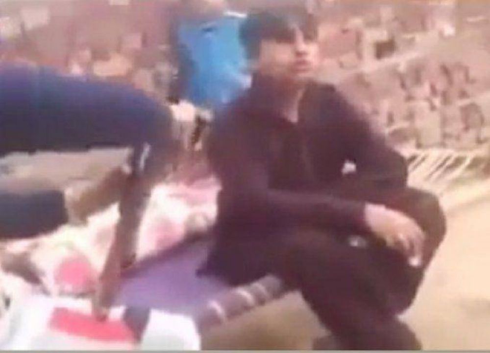 Se puso a limpiar un fusil delante de sus hijos y se le escap� un disparo