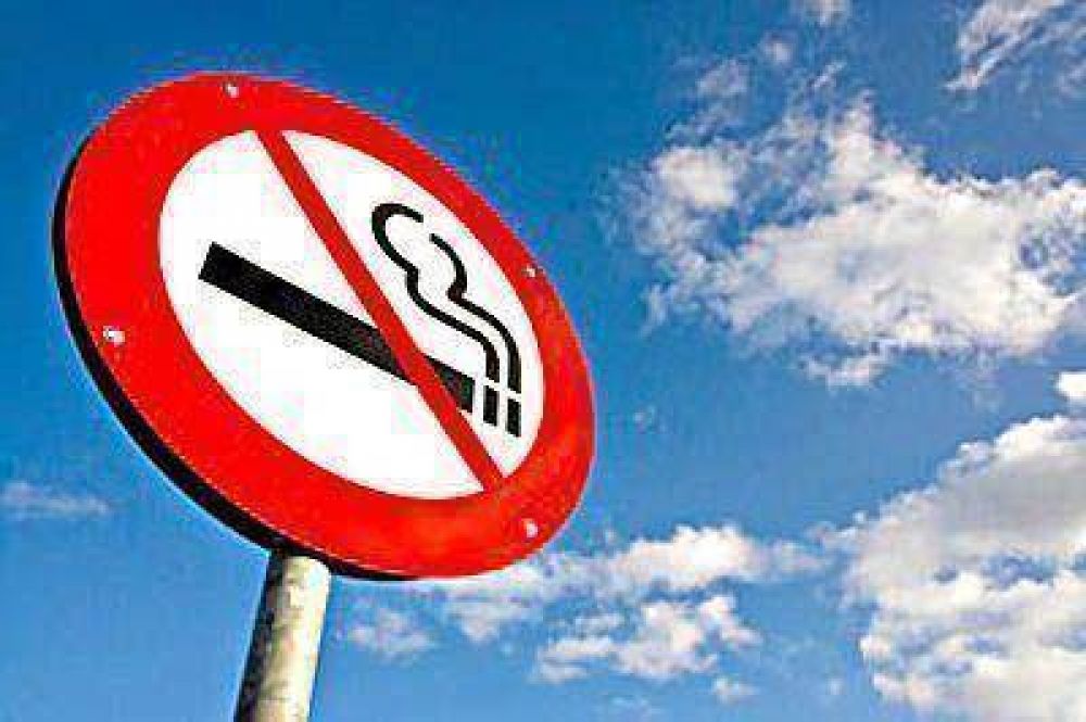 Impulsan la prohibici�n de fumar en espacios al aire libre donde juegan ni�os