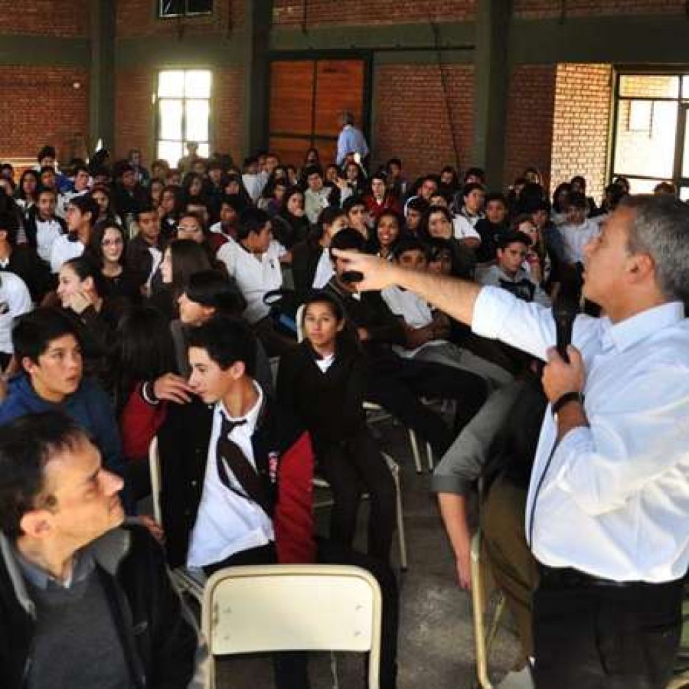 Realizaron charla sobre prevenci�n y seguridad vial para estudiantes secundarios en Chepes