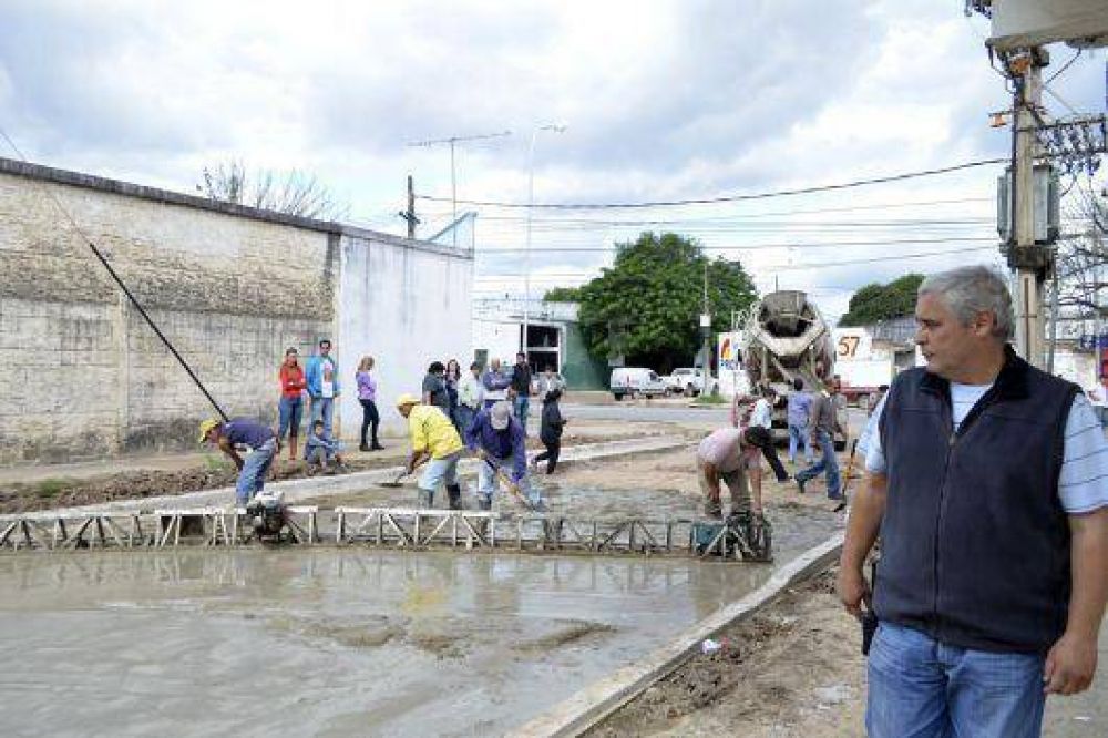 Avanza de la pavimentacin de calle Chacabuco en el barrio Plcido Martnez
