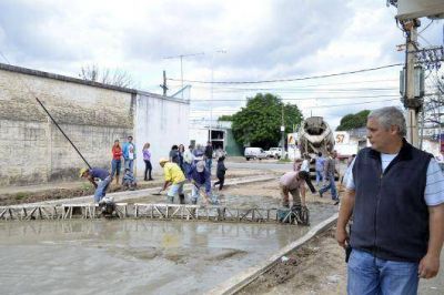 Avanza de la pavimentaci�n de calle Chacabuco en el barrio Pl�cido Mart�nez