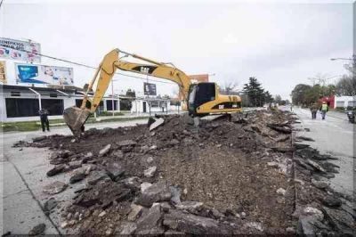 Inza supervis� la pavimentaci�n de la Avenida Bidegain