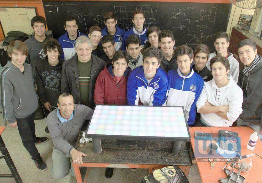 Fabrican l�mparas LED con los componentes de focos quemados