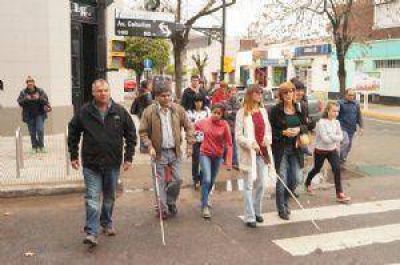 El municipio coloc� sem�foros peatonales equipados con sistema sonoro