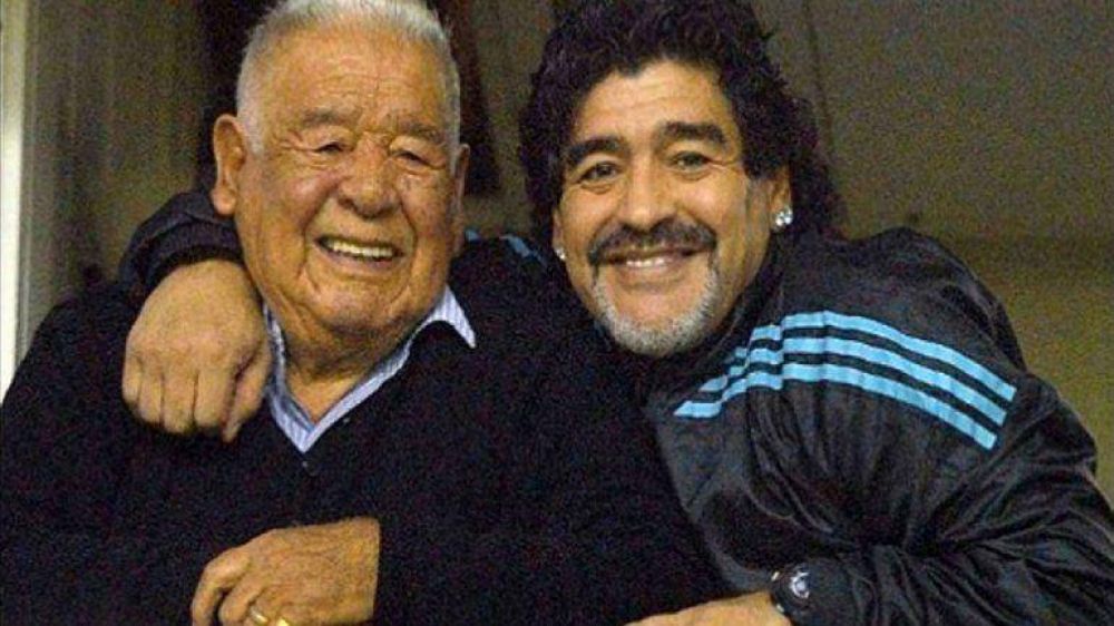 Don Diego, internado: Maradona adelant� su viaje a la Argentina porque su padre est� grave